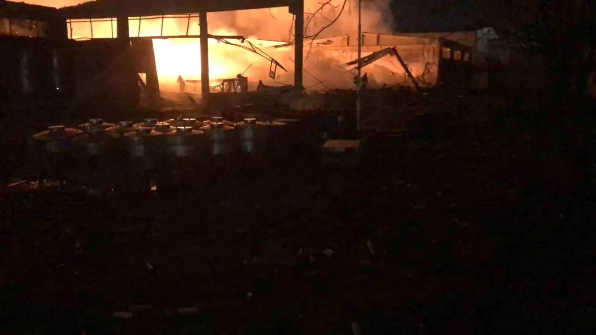 Parfüm fabrikasındaki yangın söndürülemiyor, patlayan parfümler zorluk oluşturuyor