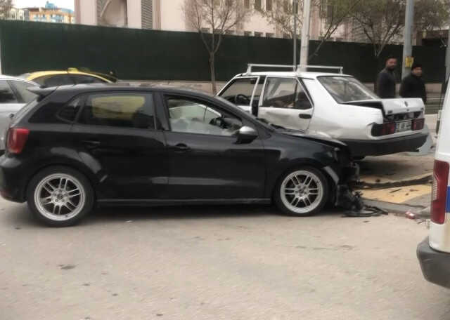 Talihsizliğin böylesi: Bir saat önce satın aldıkları araçla kaza yaptılar Talihsizliğin böylesi: Bir saat önce satın aldıkları araçla kaza yaptılar