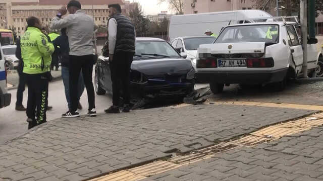 Talihsizliğin böylesi: Bir saat önce satın aldıkları araçla kaza yaptılar Talihsizliğin böylesi: Bir saat önce satın aldıkları araçla kaza yaptılar