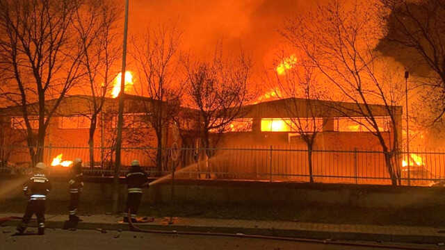 Tekirdağ'da parfüm fabrikasında çıkan yangın kontrol altına alındı Tekirdağ'da parfüm fabrikasında çıkan yangın kontrol altına alındı
