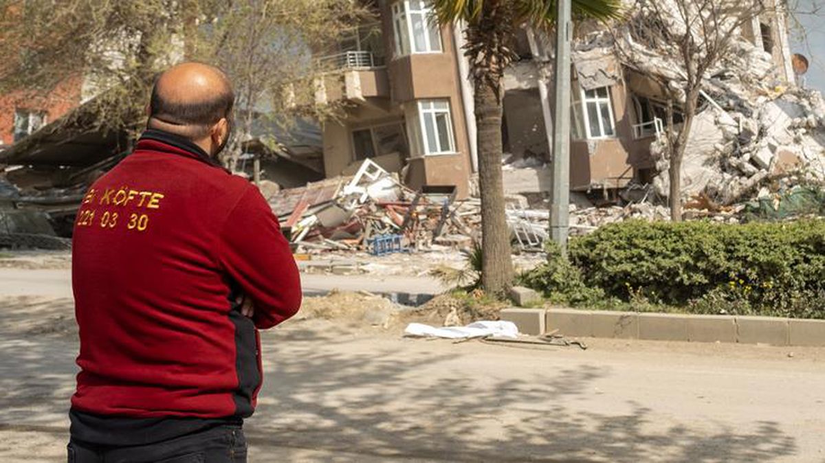 Yağmur sayesinde kurtulduğu binanın yok oluşunu gözyaşlarıyla izledi
