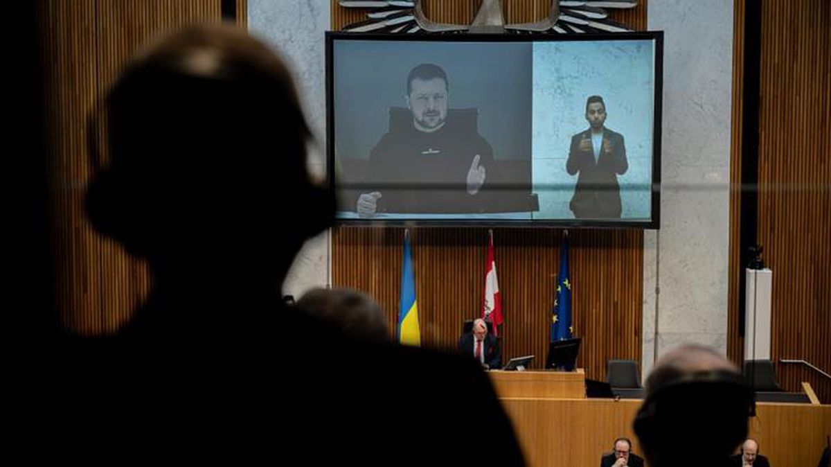 Zelenski'nin Avusturya Ulusal Meclisi'nde yaptığı konuşmaya vekillerin protestosu damga vurdu
