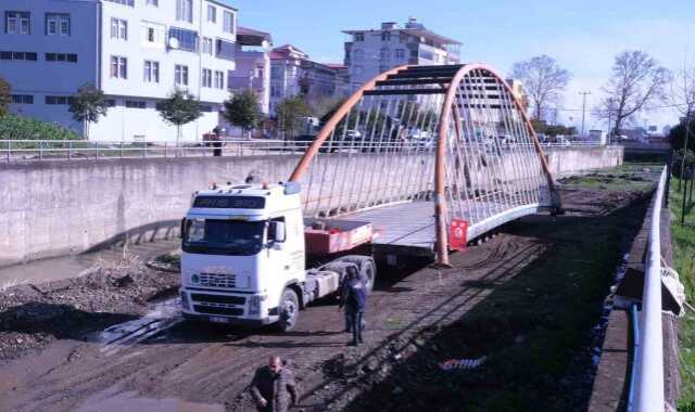 DEMİR KÖPRÜYÜ YENİ YERİNE DEREDEN GÖTÜRDÜLER DEMİR KÖPRÜYÜ YENİ YERİNE DEREDEN GÖTÜRDÜLER