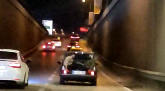 Bursa'da ölüme böyle meydan okudular.... Biri bagaja oturdu, diğeri motosiklete uzandı