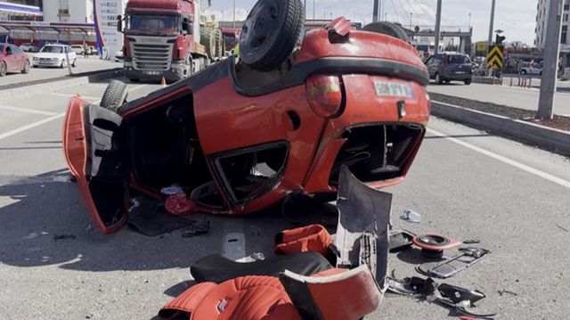 Takla atan otomobilden burnu bile kanamadan kurtuldu
