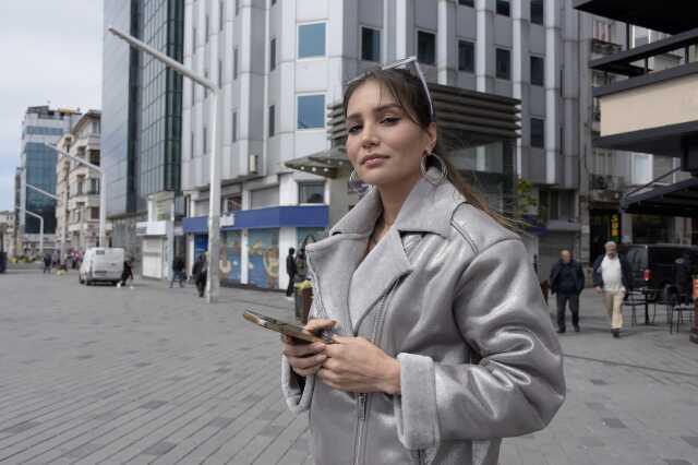 Taksim Meydanı'nda turist kadına kapkaç kamerada! Çay bardağı fırlatıp çelme taktılar Taksim Meydanı'nda turist kadına kapkaç kamerada! Çay bardağı fırlatıp çelme taktılar