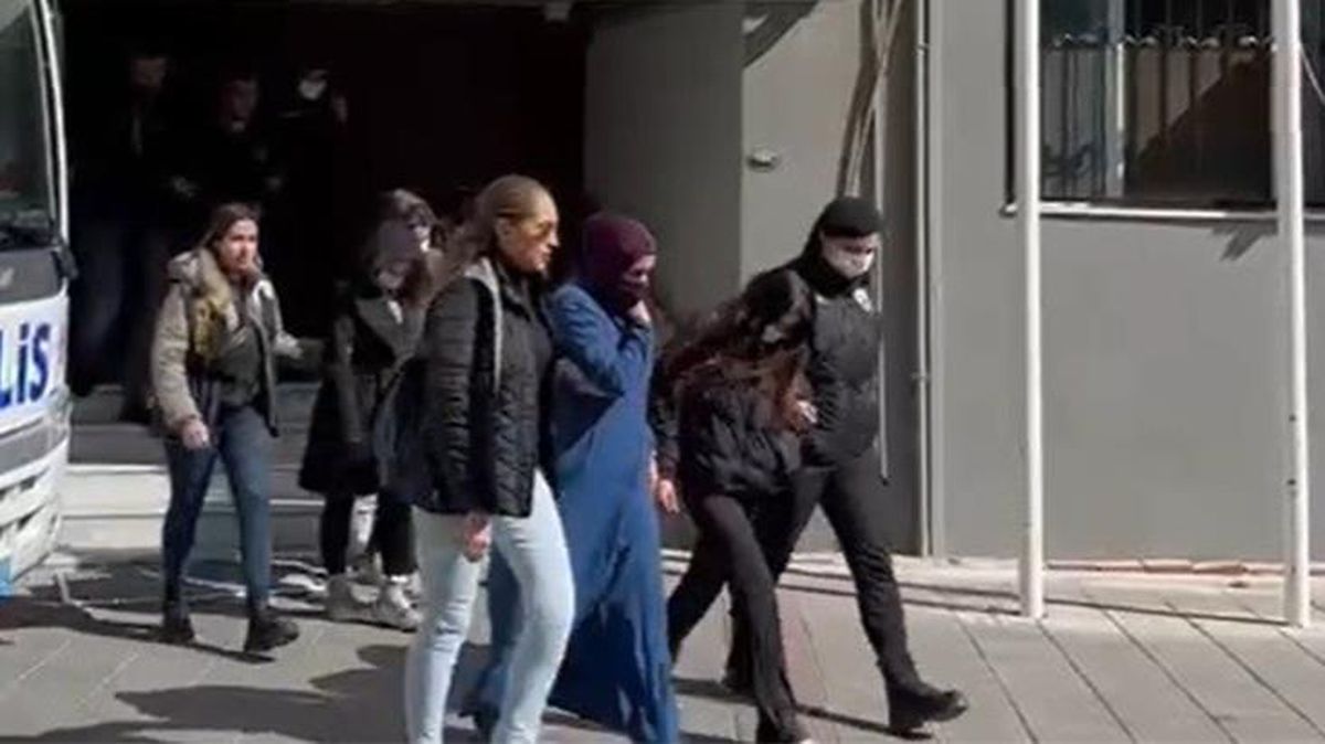 Yeşilçam filmlerindeki yöntemi kullanarak turistleri dolandıran çete tutuklandı