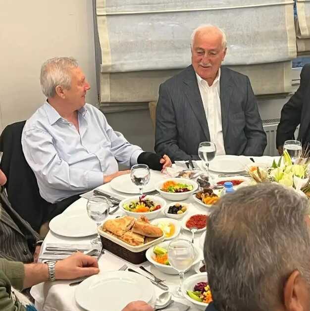 Aziz Yıldırım iftar yemeğinde ortaya çıktı! Elinin son halini görenlerin hepsi aynı dileği diledi