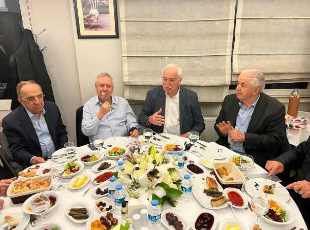 Aziz Yıldırım iftar yemeğinde ortaya çıktı! Elinin son halini görenlerin hepsi aynı dileği diledi