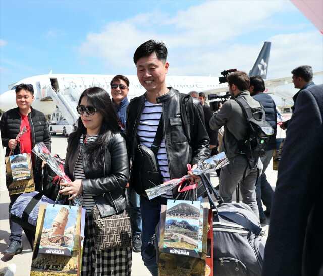 Depremin ardından Adıyaman'a gelen ilk turist kafilesi kentin tarihi mekanlarını gezdi Depremin ardından Adıyaman'a gelen ilk turist kafilesi kentin tarihi mekanlarını gezdi