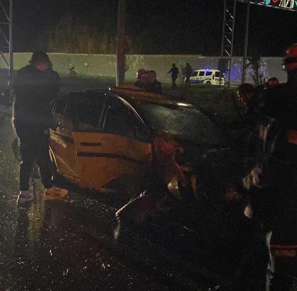 Kontrolden çıkan ticari araç takla attı: 1 ölü, 2 yaralı Kontrolden çıkan ticari araç takla attı: 1 ölü, 2 yaralı