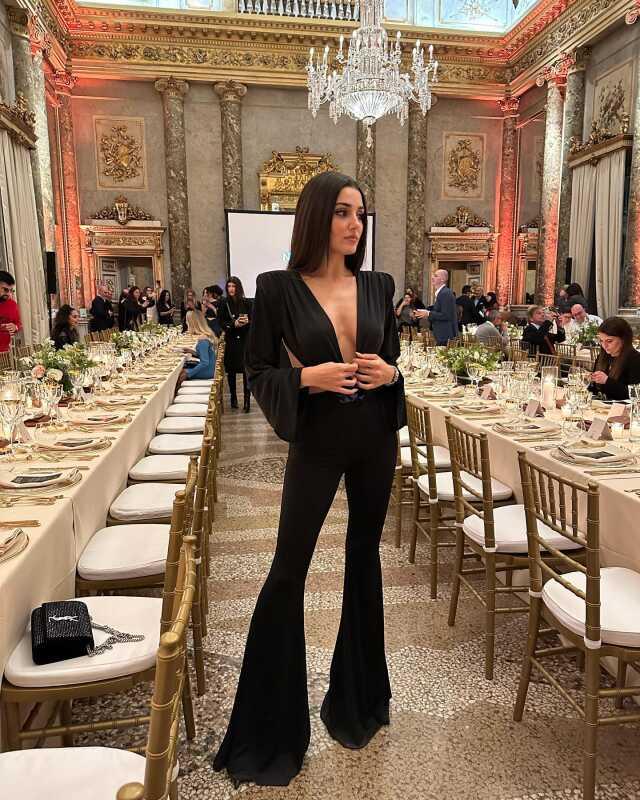 Milano sokaklarında Hande Erçel rüzgarı! Derin sırt dekolteli pozuna milyonlarca beğeni yağdı Milano sokaklarında Hande Erçel rüzgarı! Derin sırt dekolteli pozuna milyonlarca beğeni yağdı