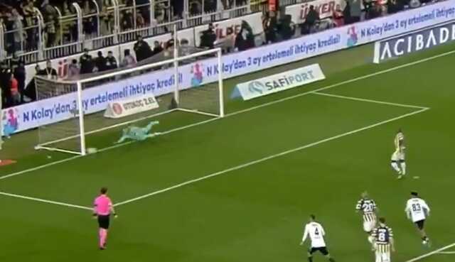Stat buz kesti! Enner Valencia'nın penaltı vuruşu sonrası herkes dondu kaldı Stat buz kesti! Enner Valencia'nın penaltı vuruşu sonrası herkes dondu kaldı