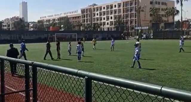 Türkiye Şampiyonası'nda utanç! Sahaya dalan yönetici, çocukların gözü önünde hakeme kafa attı