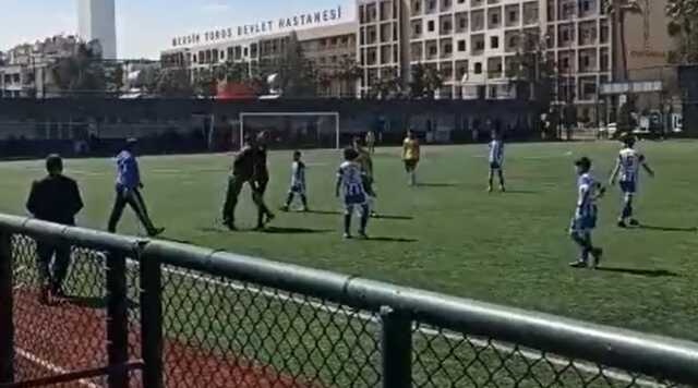 Türkiye Şampiyonası'nda utanç! Sahaya dalan yönetici, çocukların gözü önünde hakeme kafa attı