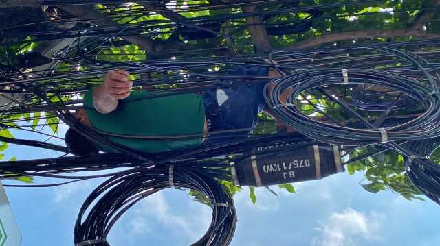 Alkollü adam elektrik tellerinin üzerinde uyuyakaldı