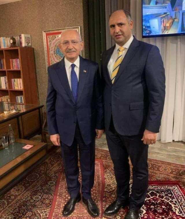 Kılıçdaroğlu'nun seccadeye bastığı karedeki isim konuştu: Antika kilim gibi düşündüm Kılıçdaroğlu'nun seccadeye bastığı karedeki isim konuştu: Antika kilim gibi düşündüm