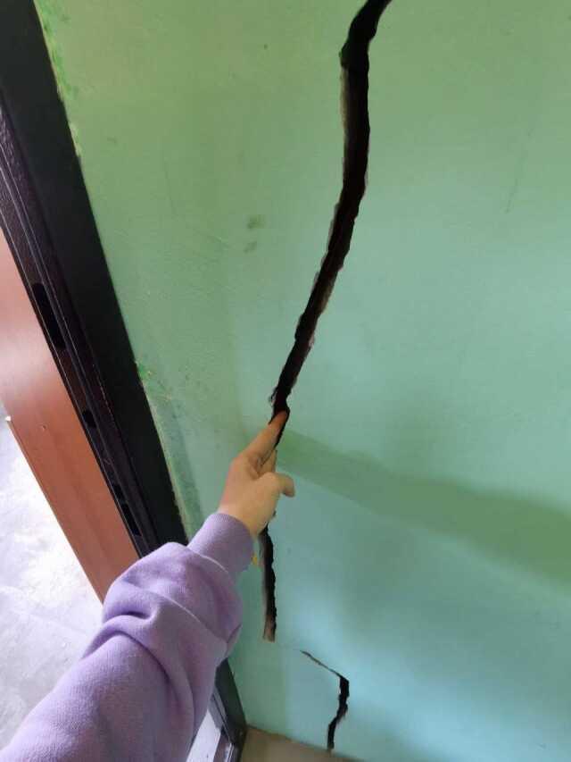 Rusya'da 6.9 büyüklüğünde deprem! Halk panikle kendini sokaklara attı, çok sayıda binada derin çatlaklar oluştu