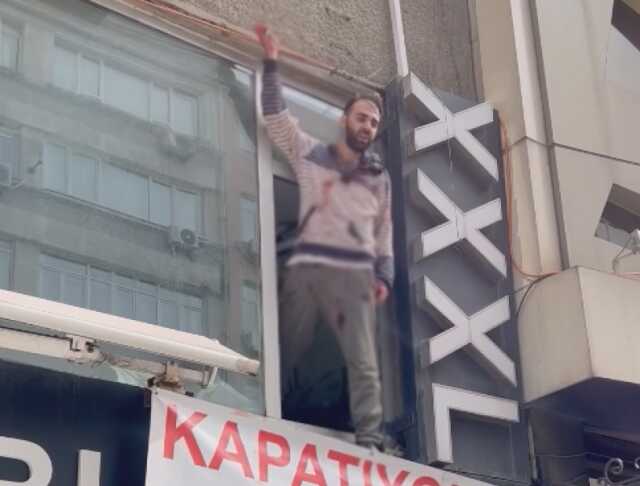 Şişli'de bir kişi babasını yaralayıp cama çıktı! Özel harekat polisleri devreye girdi
