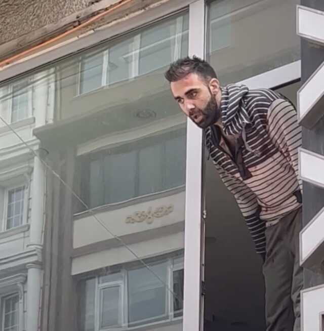 Şişli'de bir kişi babasını yaralayıp cama çıktı! Özel harekat polisleri devreye girdi