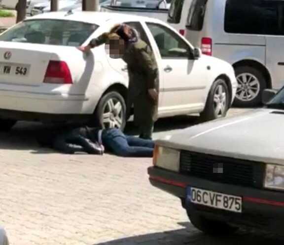 Sokak ortasında kan donduran olay! Kadın, öldürdüğü adamın başında bekledi