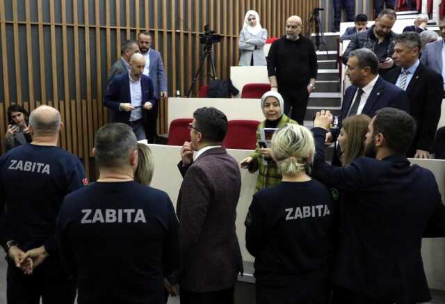 Tanju Özcan, önceki toplantıda kendisine su şişesi fırlatan meclis üyesini dışarı çıkarttı Tanju Özcan, önceki toplantıda kendisine su şişesi fırlatan meclis üyesini dışarı çıkarttı