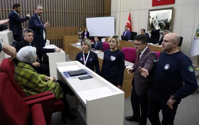 Tanju Özcan, önceki toplantıda kendisine su şişesi fırlatan meclis üyesini dışarı çıkarttı Tanju Özcan, önceki toplantıda kendisine su şişesi fırlatan meclis üyesini dışarı çıkarttı