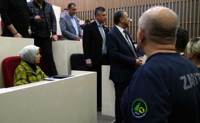 Tanju Özcan, önceki toplantıda kendisine su şişesi fırlatan meclis üyesini dışarı çıkarttı Tanju Özcan, önceki toplantıda kendisine su şişesi fırlatan meclis üyesini dışarı çıkarttı