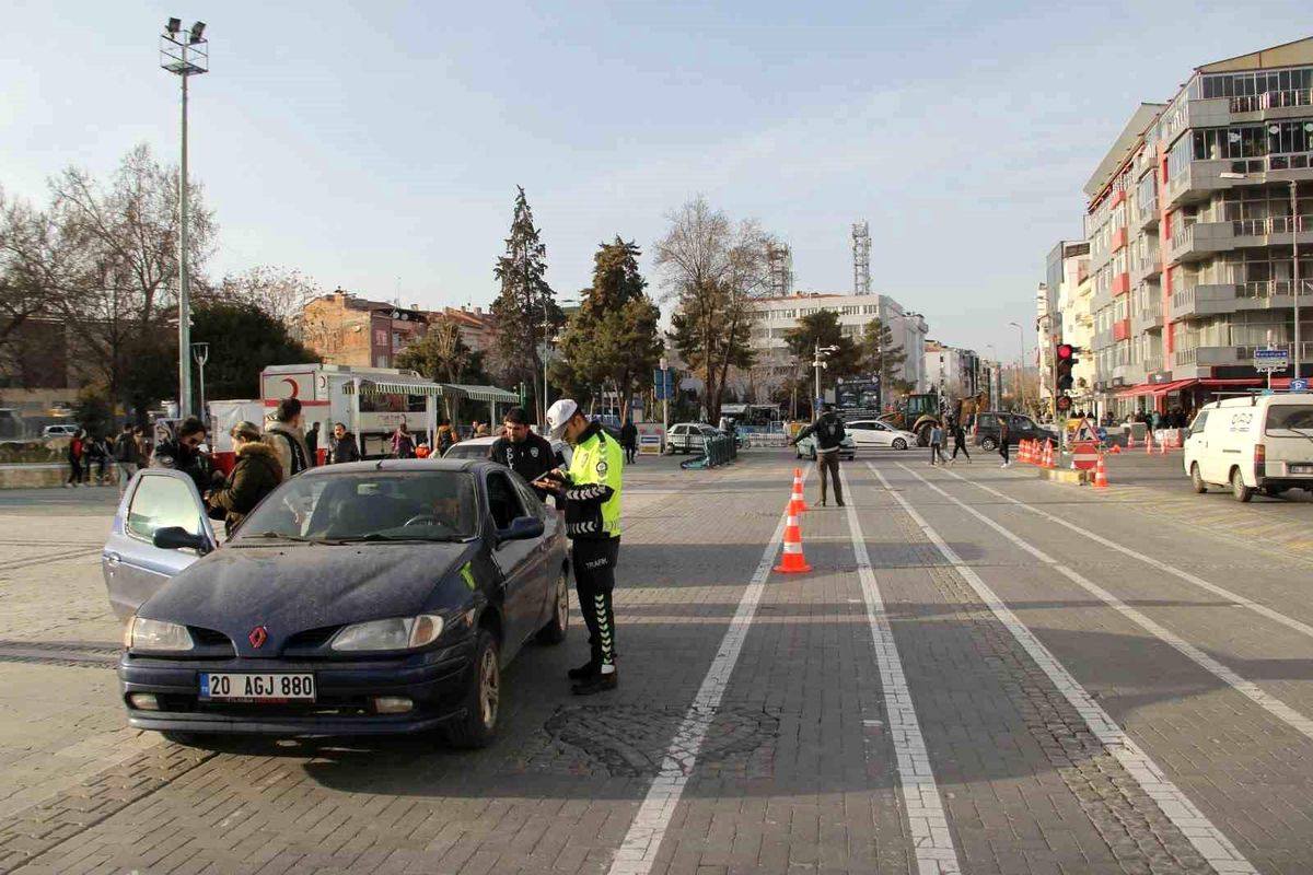 Uşak'ta 921 sürücüye para cezası kesildi