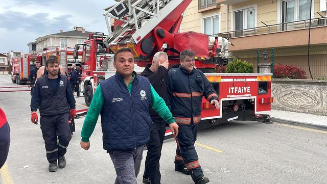 Alevlerin arasında kalan itfaiye eri hastanede hayatını kaybetti