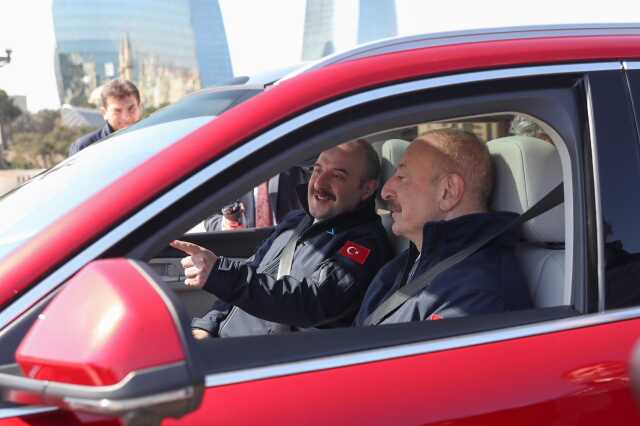 Anadolu renkli Togg, İlham Aliyev'e teslim edildi Anadolu renkli Togg, İlham Aliyev'e teslim edildi