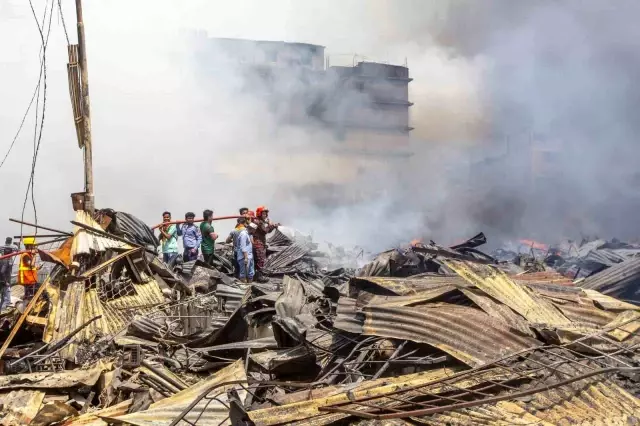 Bangladeş'te çarşıda büyük yangın Bangladeş'te çarşıda büyük yangın