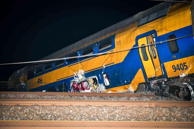 Hollanda'da yolcu treni raydan çıktı: 1 ölü, 30 yaralı