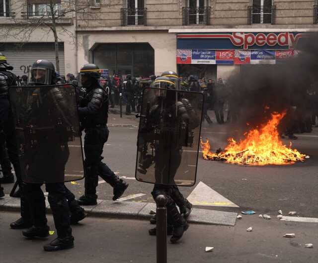 Paris'te çöp toplayıcıları 13 Nisan'da süresiz greve gidecek