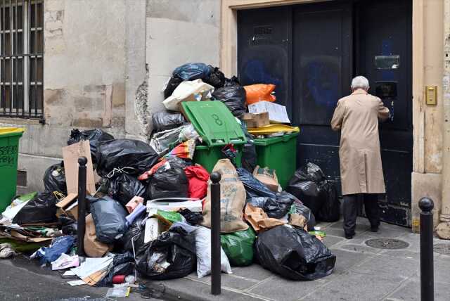 Paris'te çöp toplayıcıları 13 Nisan'da süresiz greve gidecek