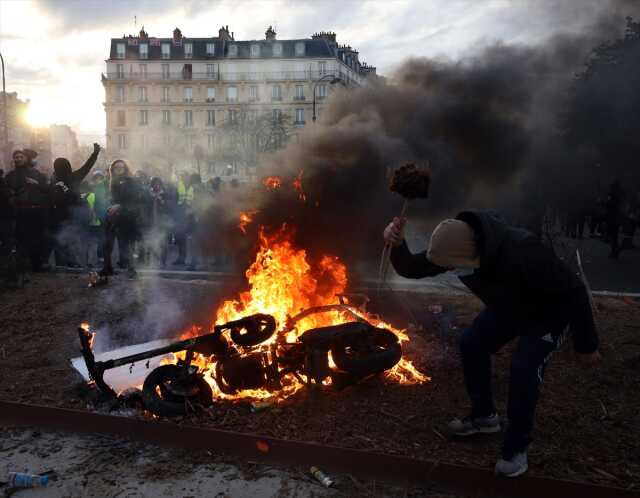 Paris'te çöp toplayıcıları 13 Nisan'da süresiz greve gidecek
