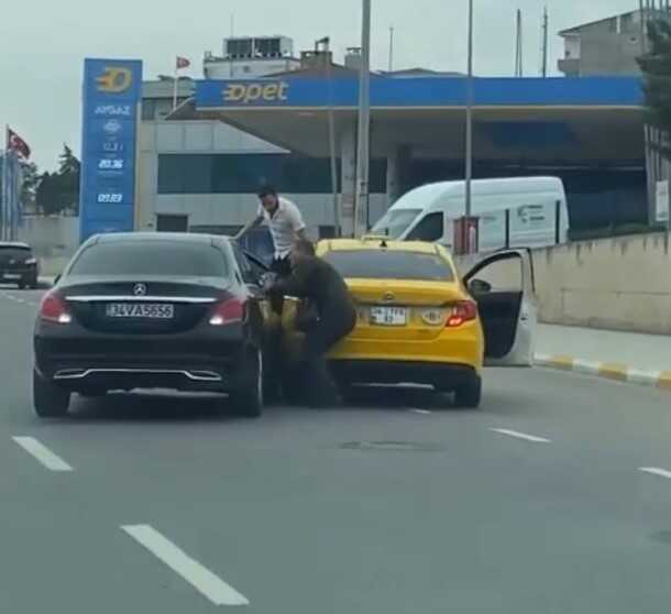 Pendik'te tartıştığı taksiciyi ezmek için otomobilini üzerine sürdü... O anlar kamerada