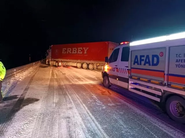 Ardahan'da kar ve tipi nedeniyle tırlar Sahara Geçidi'nde mahsur kaldı