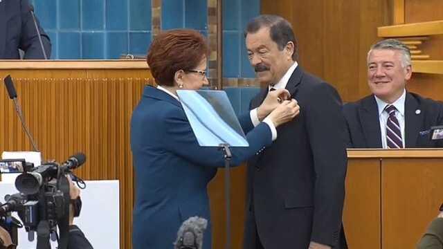 Eski Maliye Bakanı Lütfullah Kayalar, İYİ Parti'ye katıldı! Rozetini bizzat Meral Akşener taktı