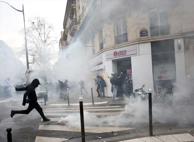 Fransa'da hükümetle sendikaların 'emeklilik reformu' görüşmesi sonuçsuz kaldı