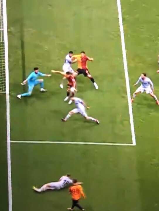 Galatasaray taraftarı çılgına döndü! 2 gol iptal edildi, 2 pozisyon için de penaltı isyanı Galatasaray taraftarı çılgına döndü! 2 gol iptal edildi, 2 pozisyon için de penaltı isyanı