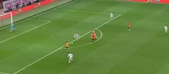 Galatasaray taraftarı çılgına döndü! 2 gol iptal edildi, 2 pozisyon için de penaltı isyanı Galatasaray taraftarı çılgına döndü! 2 gol iptal edildi, 2 pozisyon için de penaltı isyanı