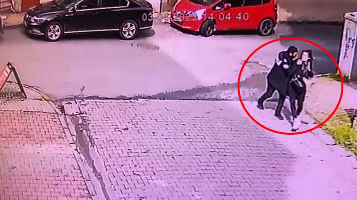 Kendisinden kaçarken yakaladığı kadını sokak ortasında darp etti! O anlar kamerada