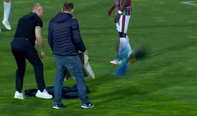 Ne köpek ne kedi! Sahaya giren hayvan futbol maçını felç etti