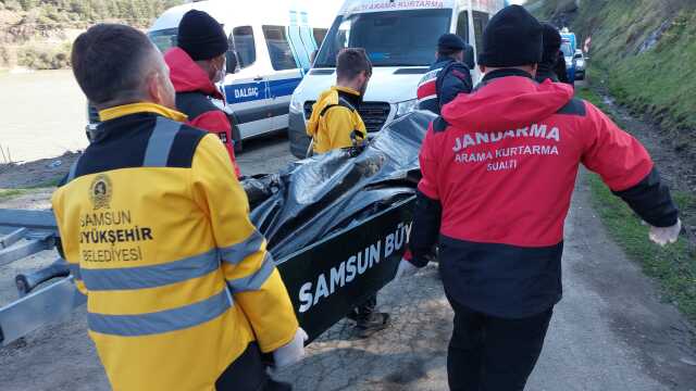 Samsun'da araç gölete uçtu: 2 ölü Samsun'da araç gölete uçtu: 2 ölü