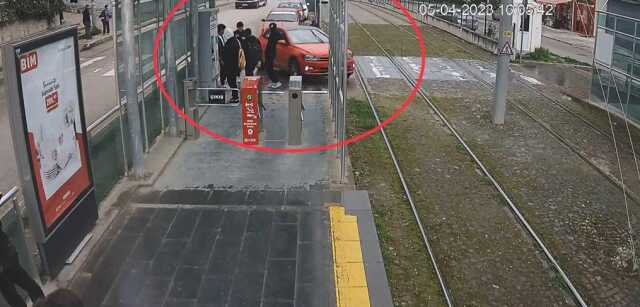 Tramvay istasyonunda ölümün teğet geçtiği anlar kamerada