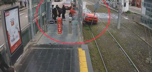 Tramvay istasyonunda ölümün teğet geçtiği anlar kamerada