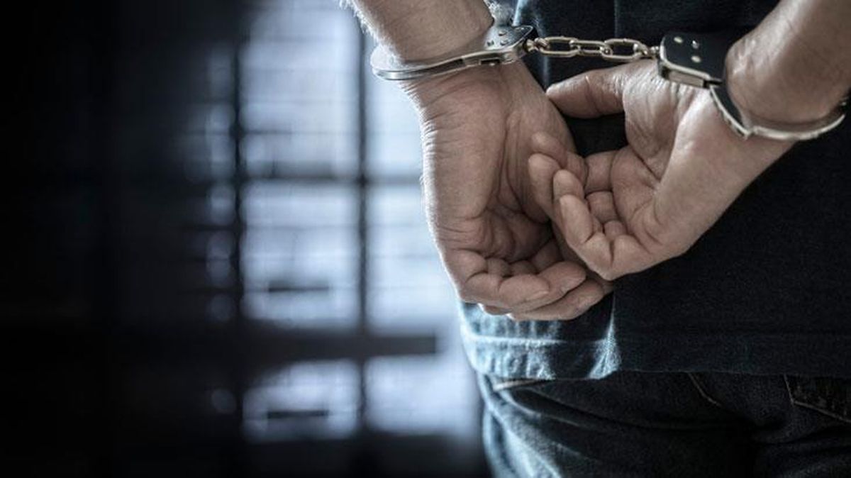 Zorla kaçırdıkları kişiye etek giydirerek oynatan 3 şüpheli tutuklandı