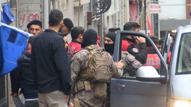 BAYRAMPAŞA'DA KAPISINA DAYANAN HUSUMETLİSİNİ ÖLDÜRDÜ -2 BAYRAMPAŞA'DA KAPISINA DAYANAN HUSUMETLİSİNİ ÖLDÜRDÜ -2