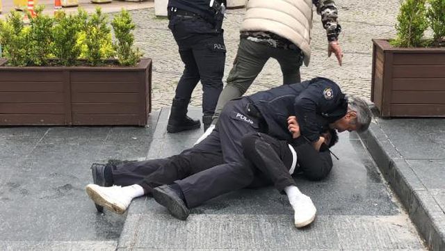 Duruşma sonrası adliye önünde bıçaklı kavga